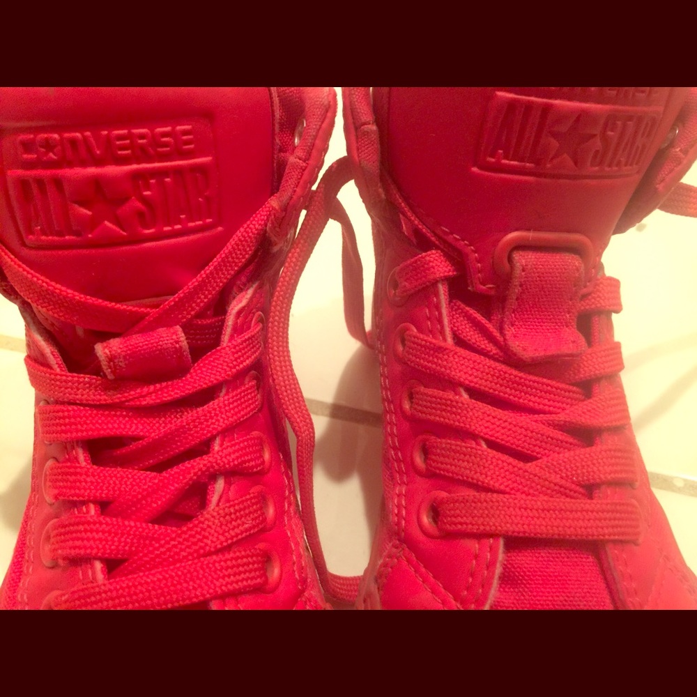 Youth Size 11 Red Converse ALL STAR ⭐️